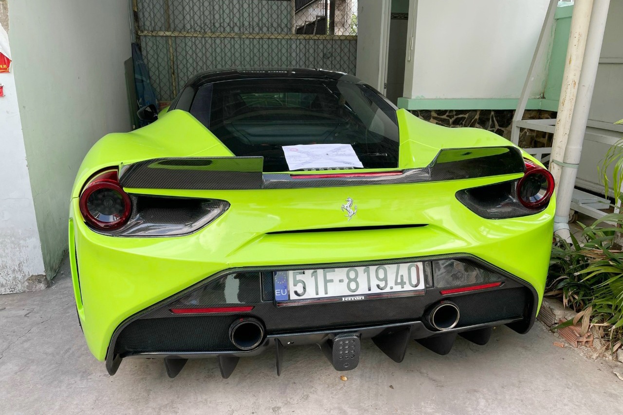 Lang ma CSGT o TP.HCM, tai xe xe Ferrari bi moi lam viec hinh anh