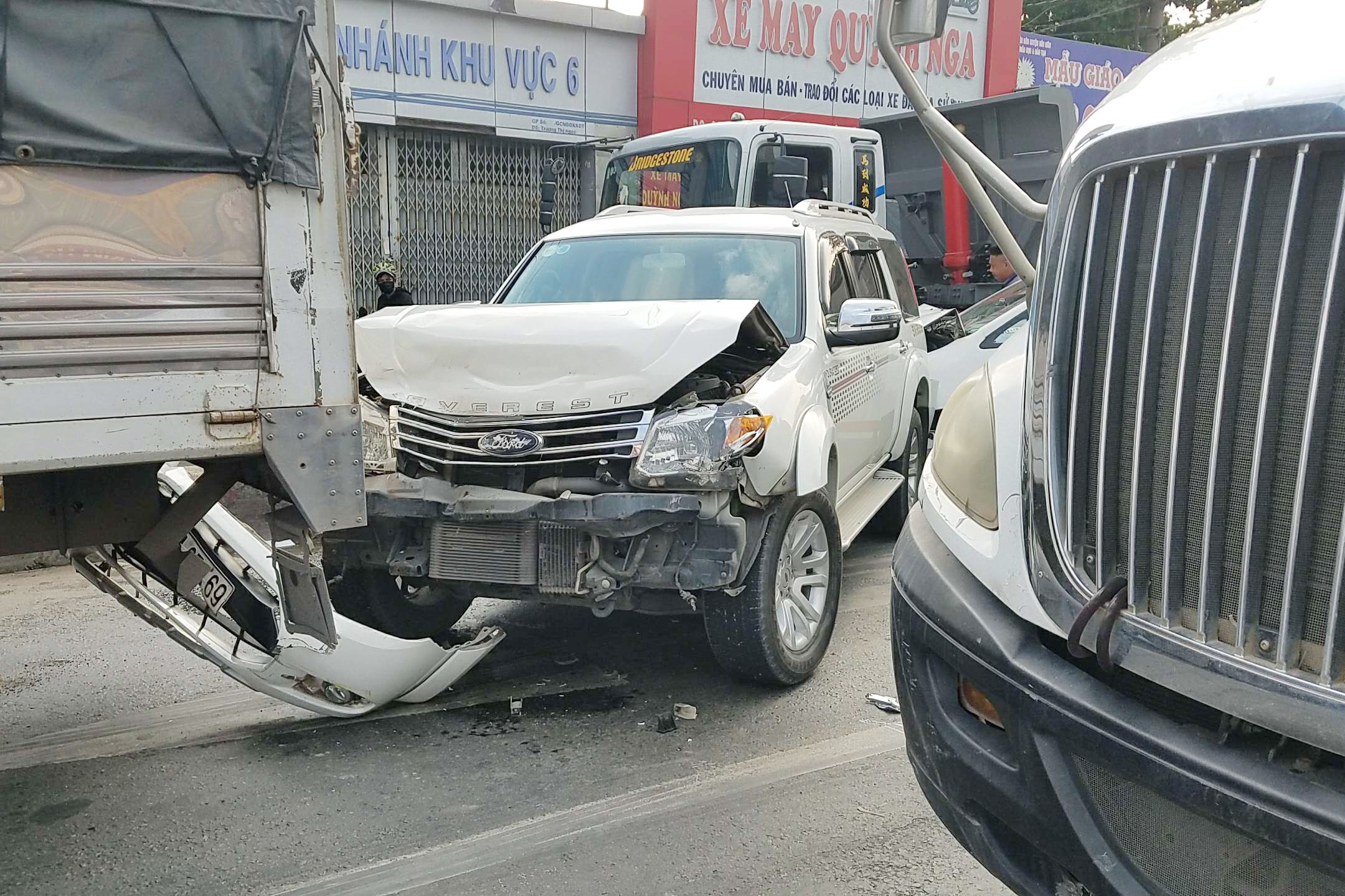 Oto va cham lien hoan o TP.HCM, giao thong un tac 2 km hinh anh