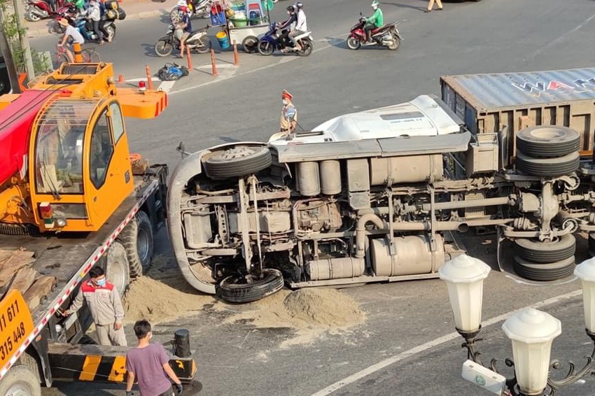 Xe container lat o TP.HCM, tai xe nhap vien cap cuu hinh anh