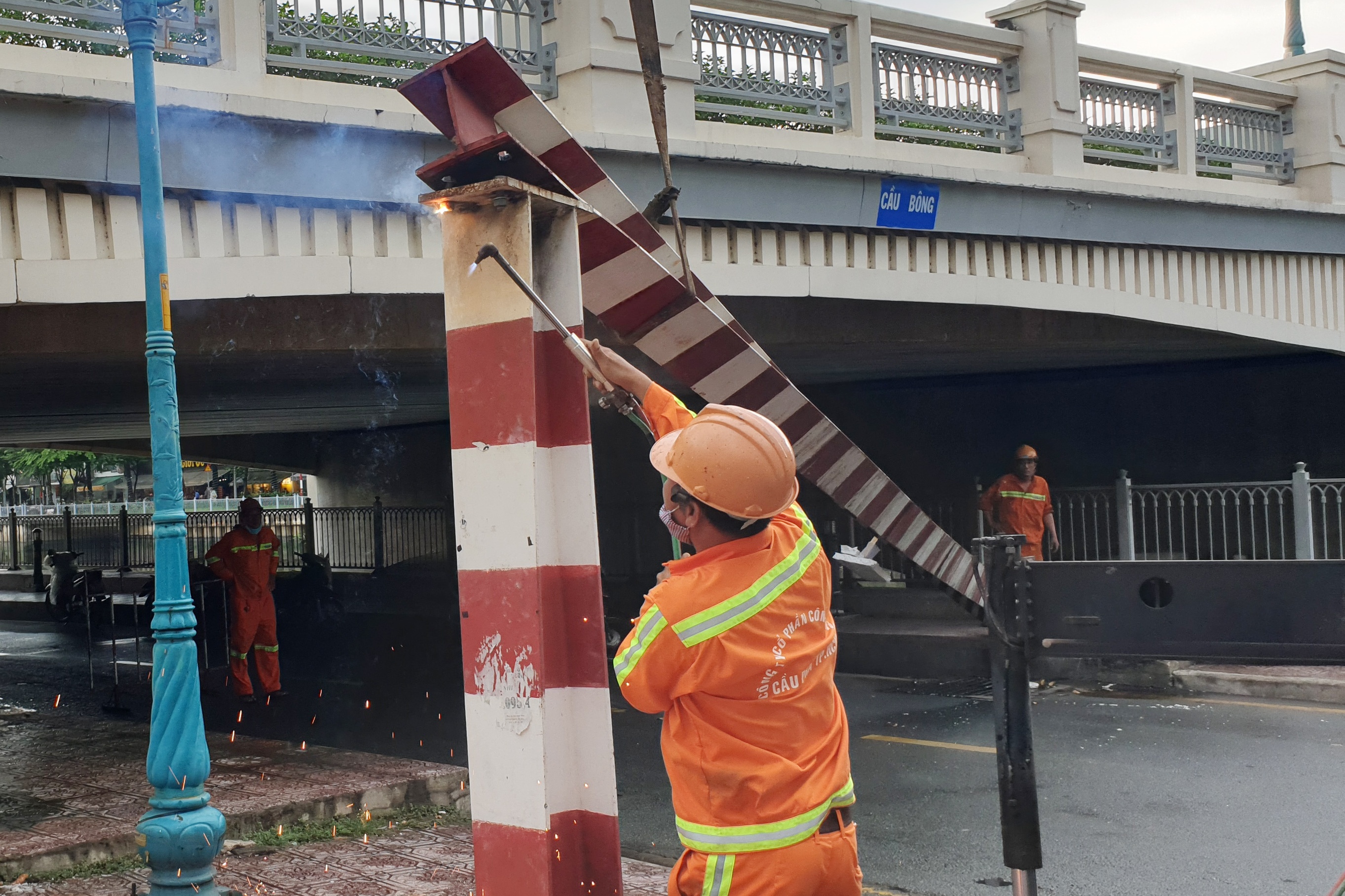 Giai toa hien truong vu thanh gioi han chieu cao gam cau bi huc sap hinh anh