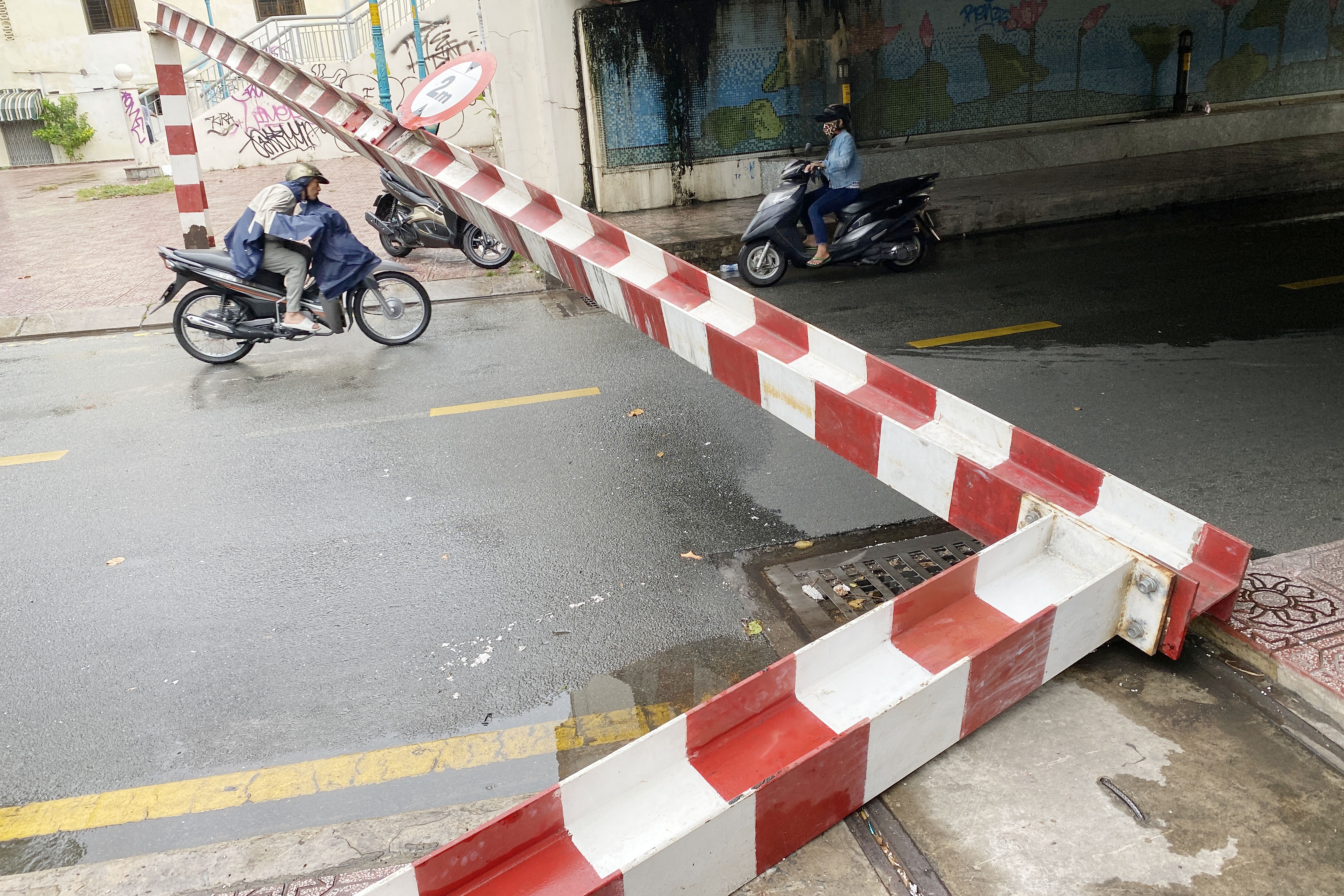 Xe tai tong sap thanh gioi han chieu cao gam cau o TP.HCM hinh anh