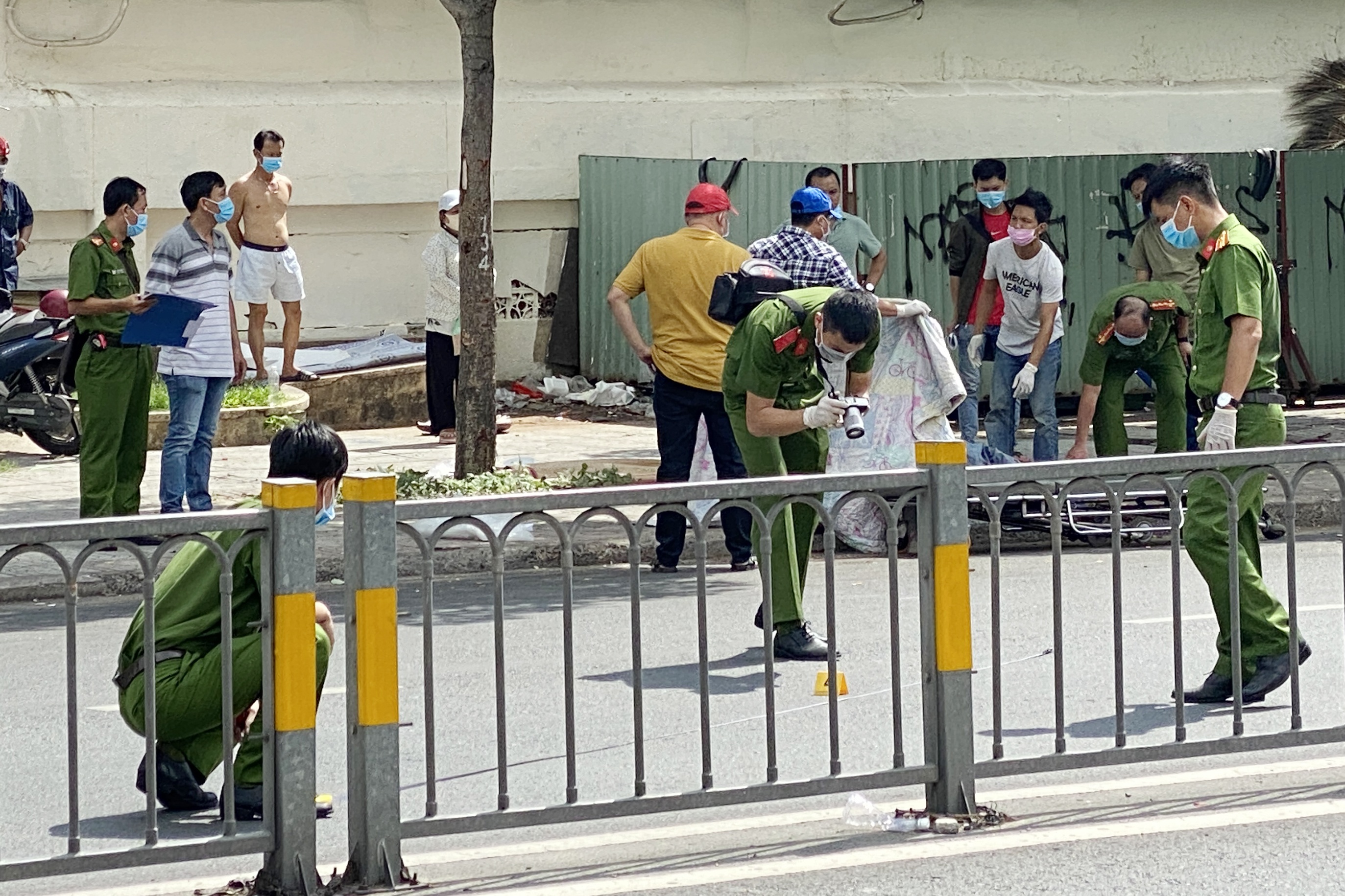 Nguoi dan ong mac ao xe om cong nghe bi dam chet o TP.HCM hinh anh