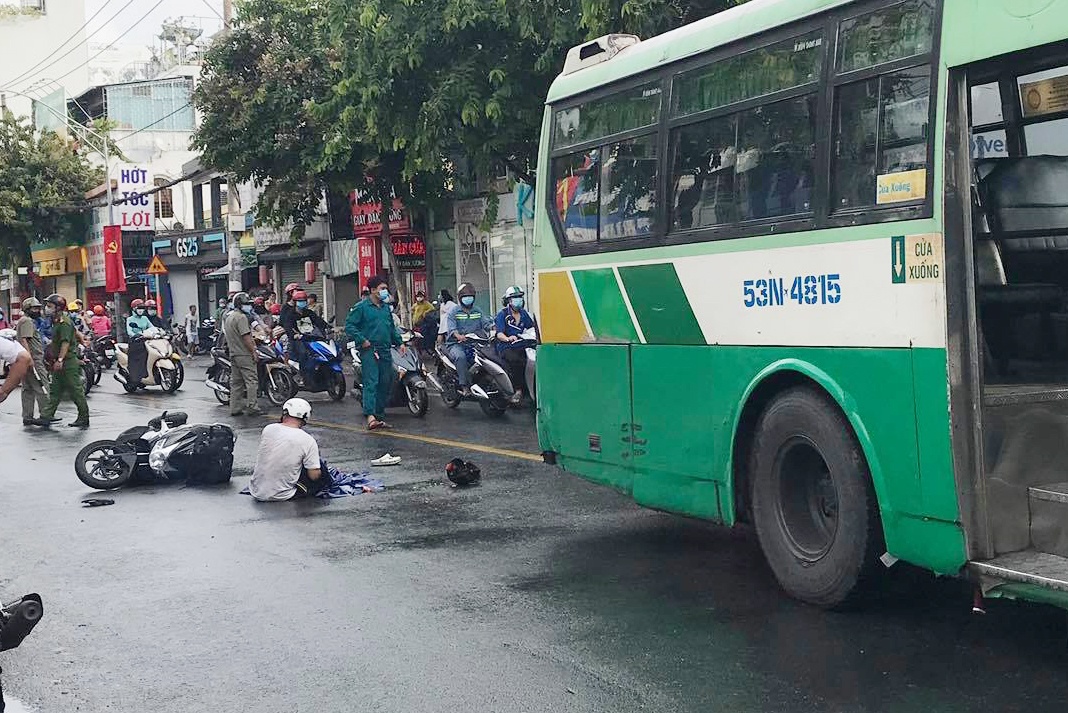 xe buyt can chet nguoi anh 1