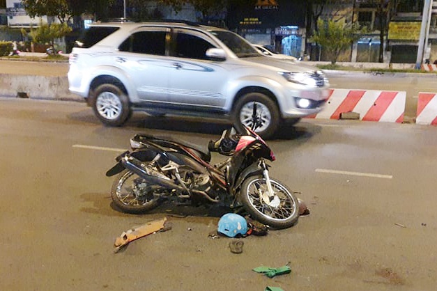 Ke cuop thiet mang, co gai gay chan khi bi keo le tren duong o TP.HCM hinh anh