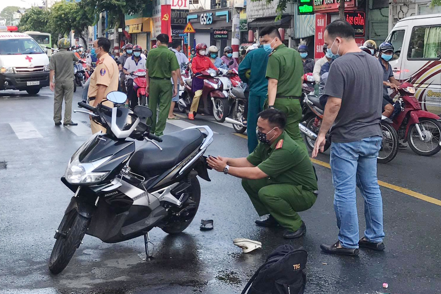 Nu sinh lop 12 bi xe buyt can tu vong o TP.HCM hinh anh