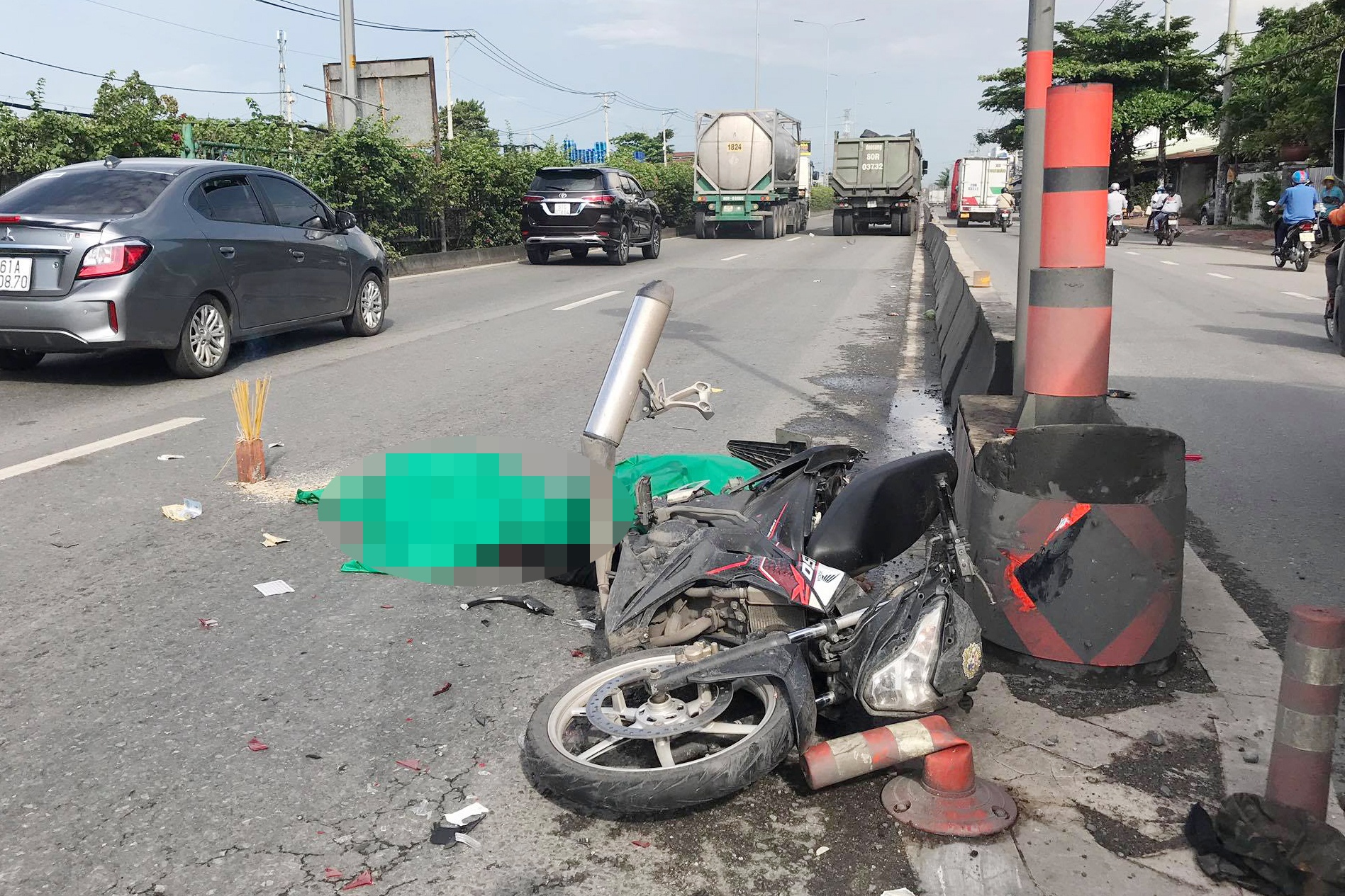 Vang vao lan oto sau tai nan o TP.HCM, nam thanh nien tu vong hinh anh