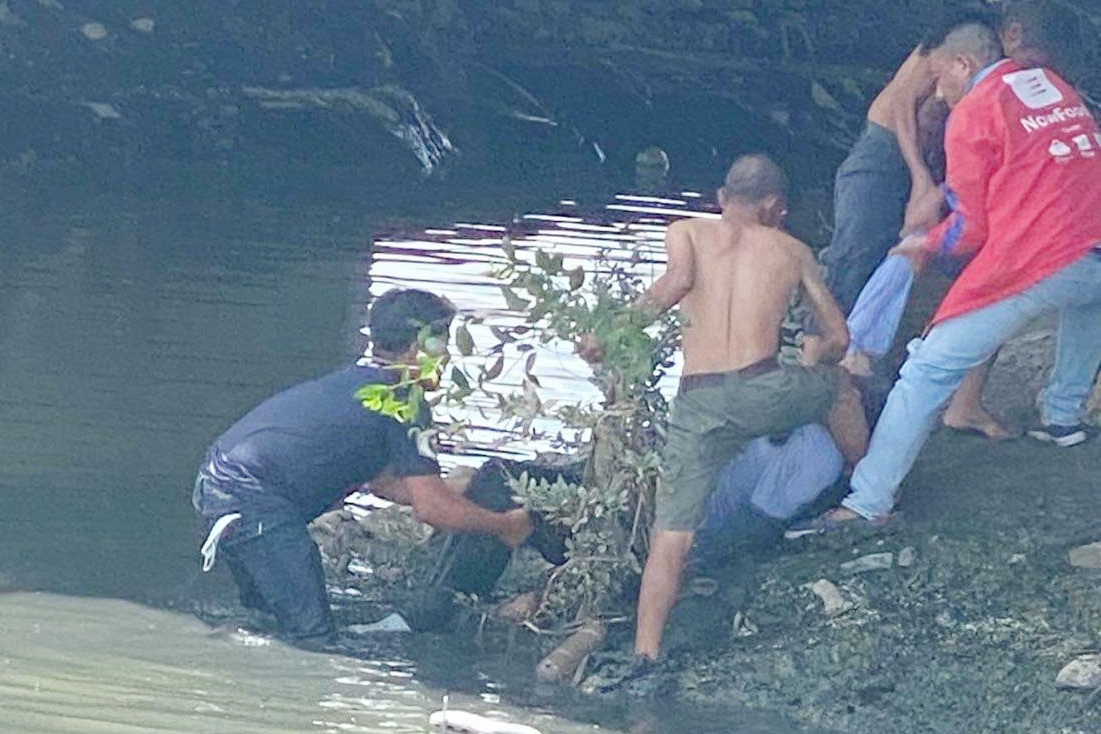 Nguoi dan ong nhay xuong kenh Tau Hu o TP.HCM hinh anh