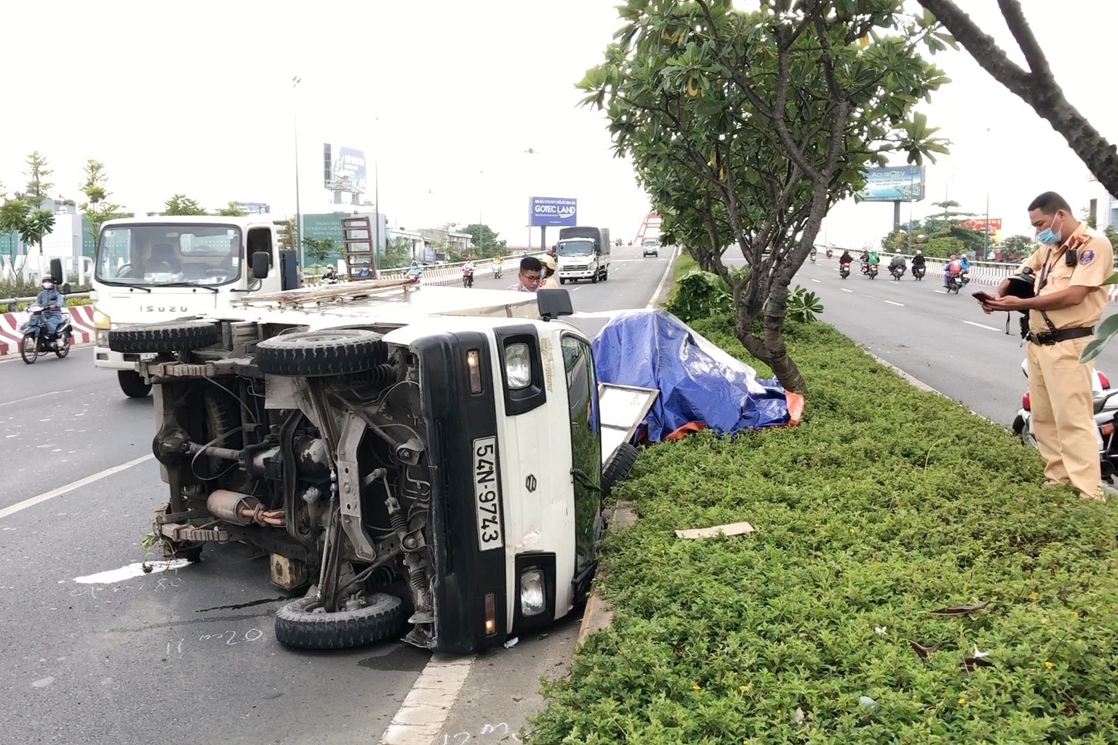 xe tai lat nhao anh 1