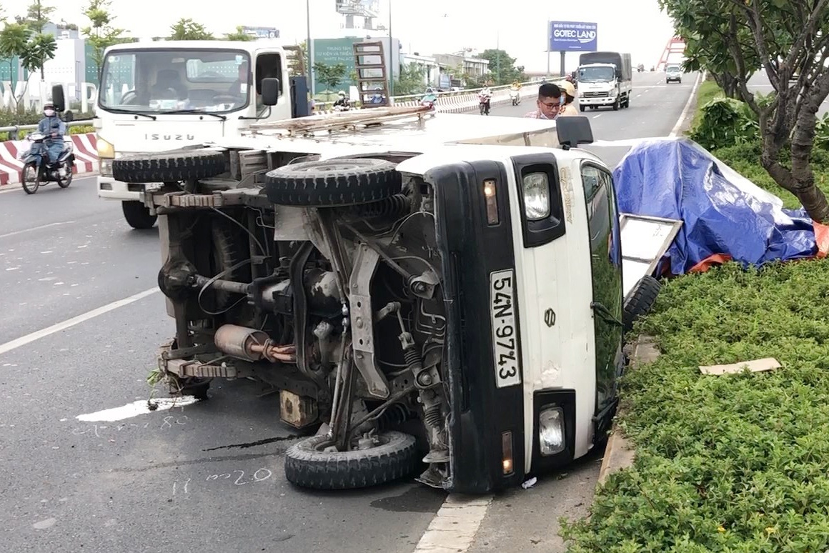 Xe tai rot banh, lao len dai phan cach o TP.HCM hinh anh