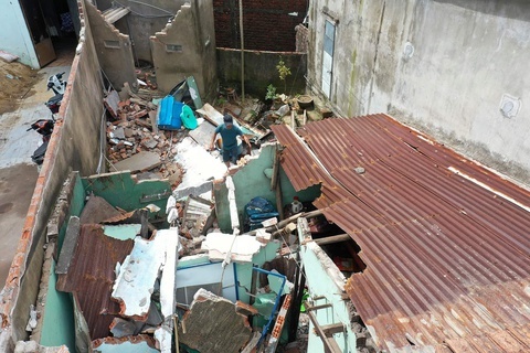 Nha sap xuong kenh o TP.HCM, hai me con nhap vien hinh anh