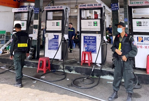 Canh sat phong toa cay xang, bat chu doanh nghiep o Dong Nai hinh anh