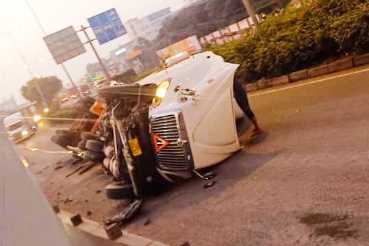 Xe container lat, quoc lo 1 un tac hon 5 km hinh anh