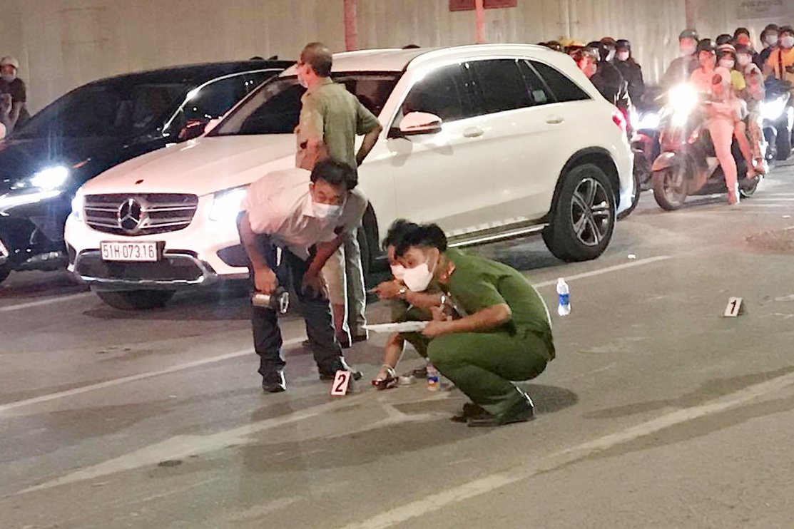 Va cham xe bon o TP Thu Duc, nguoi dan ong bi cuon vao gam hinh anh