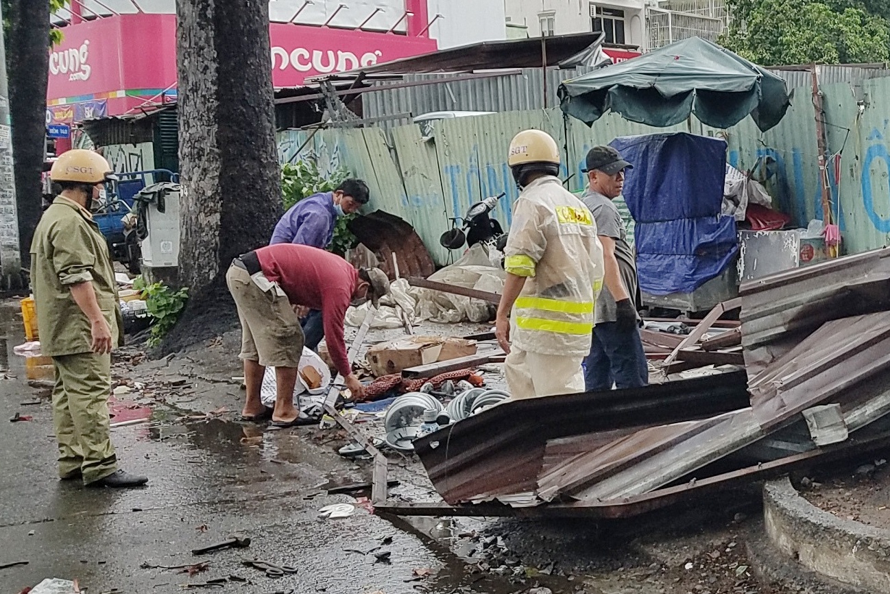 Gio cuon mai ton xuong duong o TP.HCM, nhieu nguoi thoat nan hinh anh