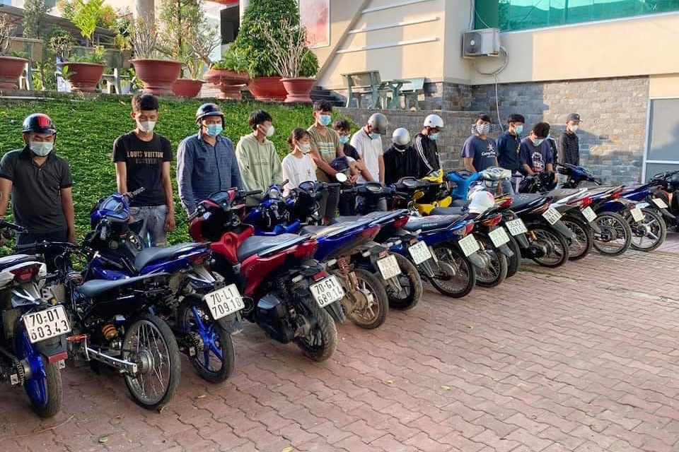 bat nhom dua xe anh 1