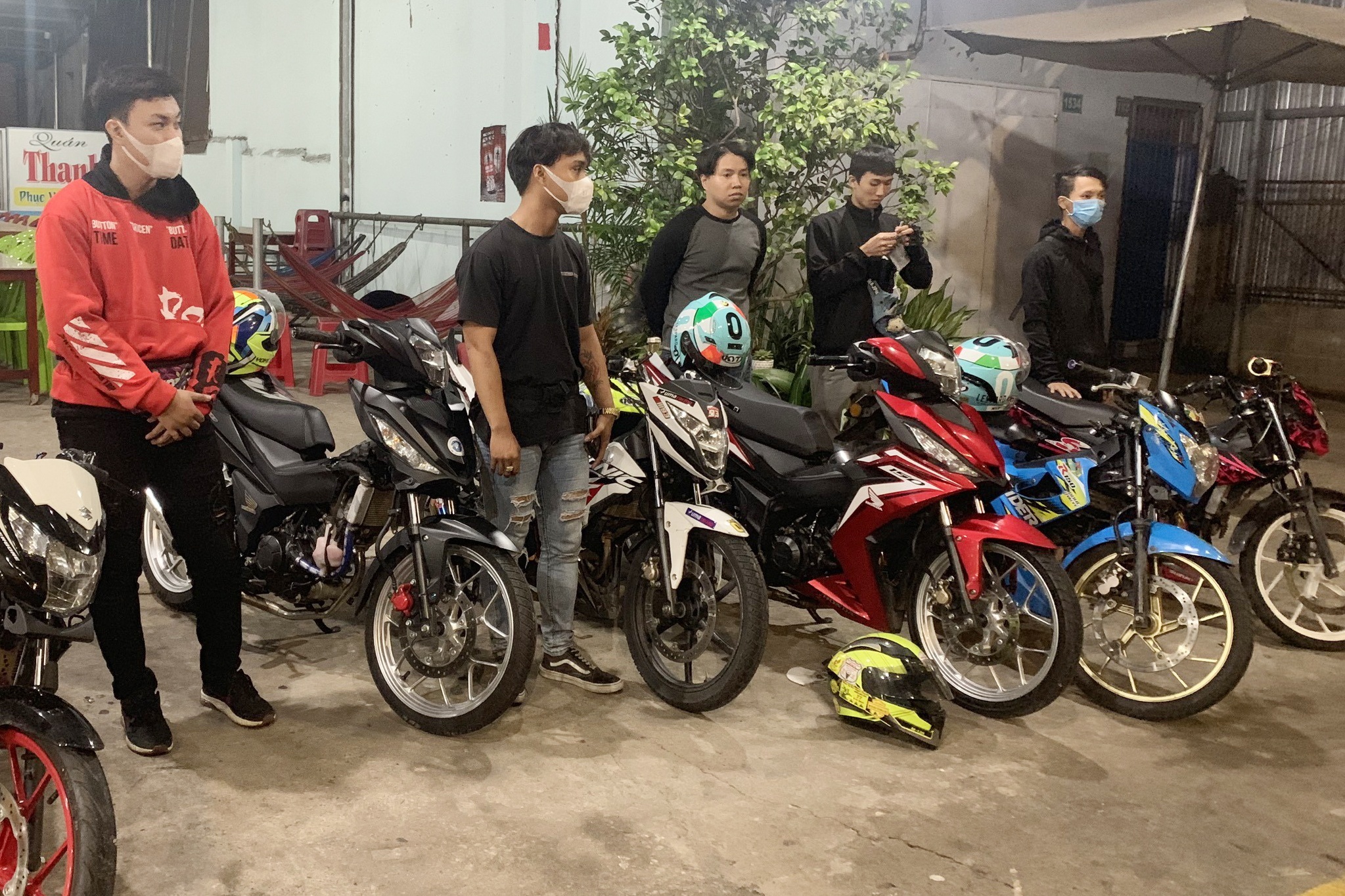 dua xe trai phep anh 1