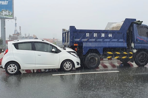 Hai vu tai nan lien tiep tren cau Binh Loi trong mua lon hinh anh