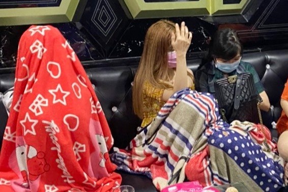 Tu tap hat ho, su dung ma tuy trong phong karaoke khong phep hinh anh