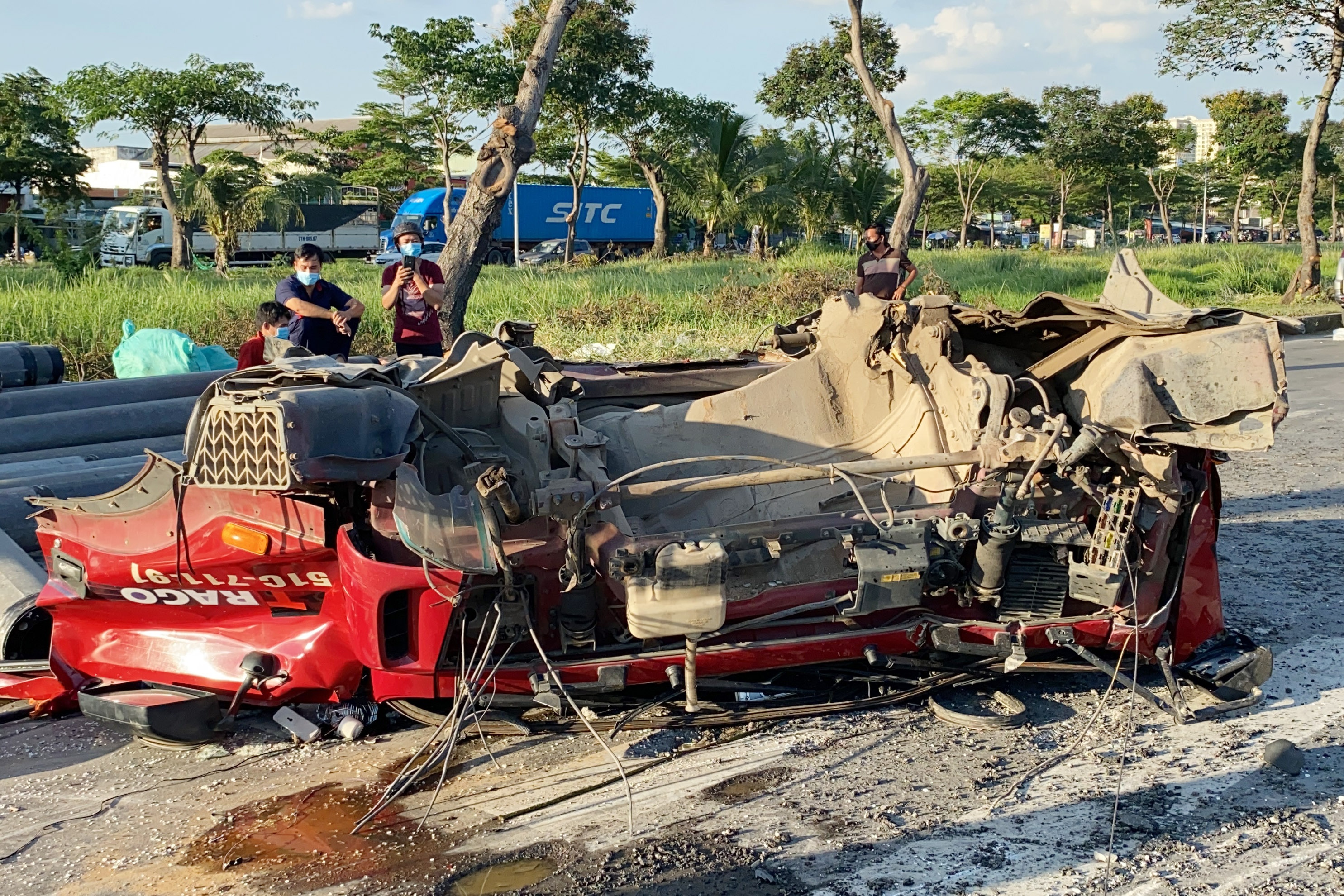 Cabin xe dau keo bi tru dien huc roi xuong duong o TP.HCM hinh anh