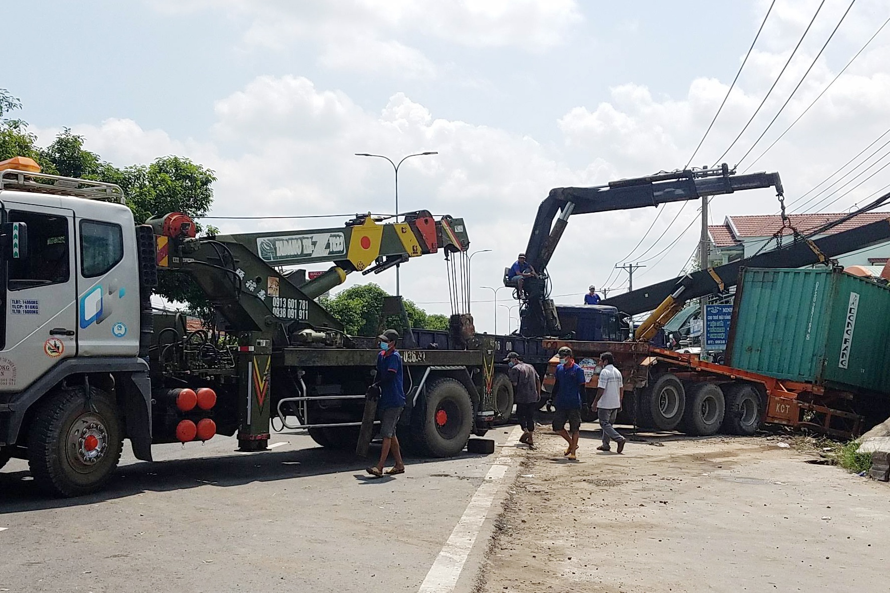 Xe container huc dai phan cach, quoc lo 22 un tac hon 3 km o TP.HCM hinh anh