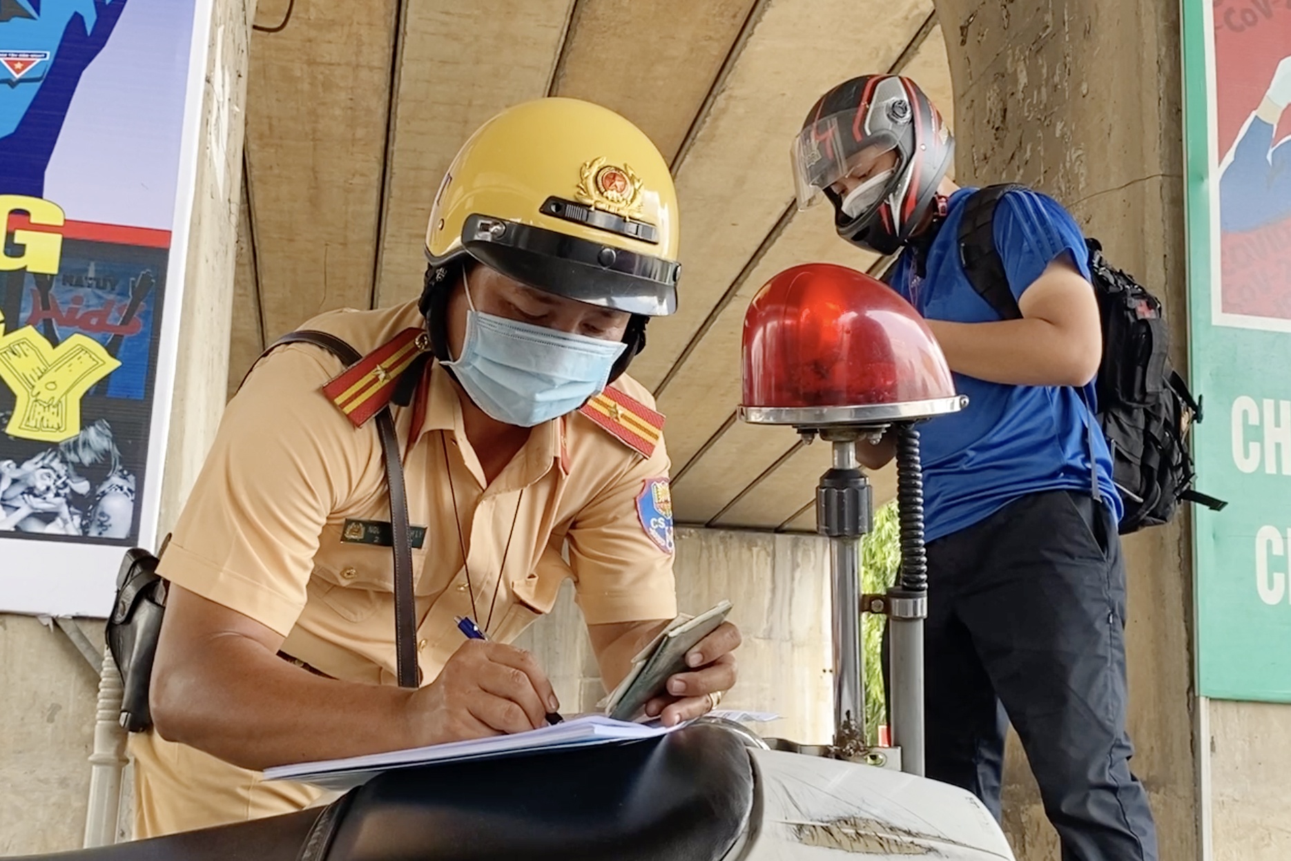 CSGT TP.HCM bat dau kiem tra nguoi khong deo khau trang hinh anh