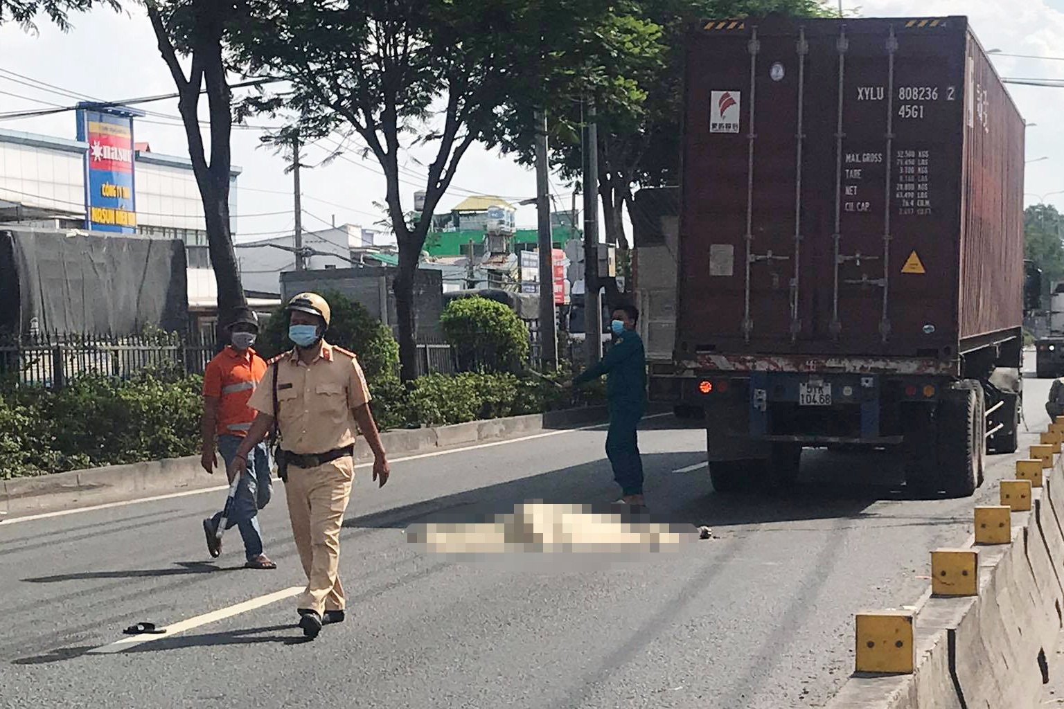 Di bo trong lan oto o TP Thu Duc, nam thanh nien bi xe container can hinh anh