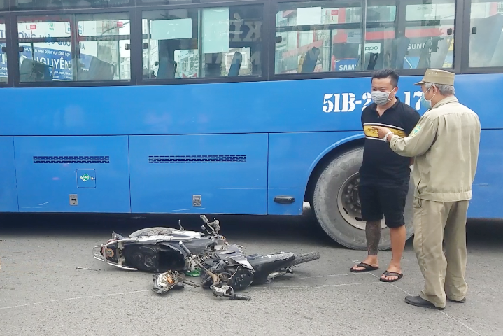 Bi cuon vao gam xe buyt o TP.HCM, nguoi dan ong may man thoat chet hinh anh