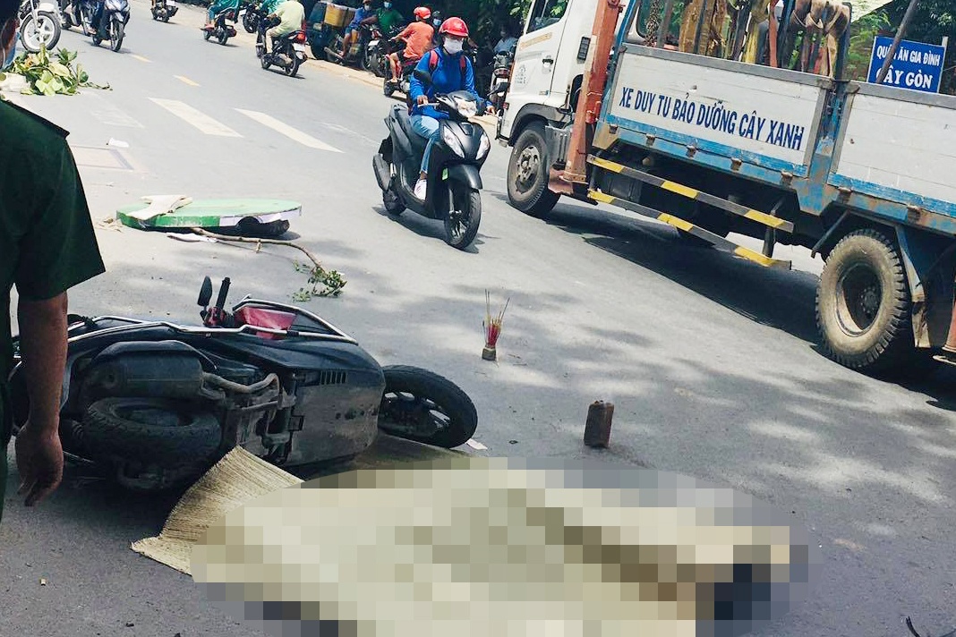 Va cham xe ben o TP Thu Duc, nguoi phu nu tu vong hinh anh