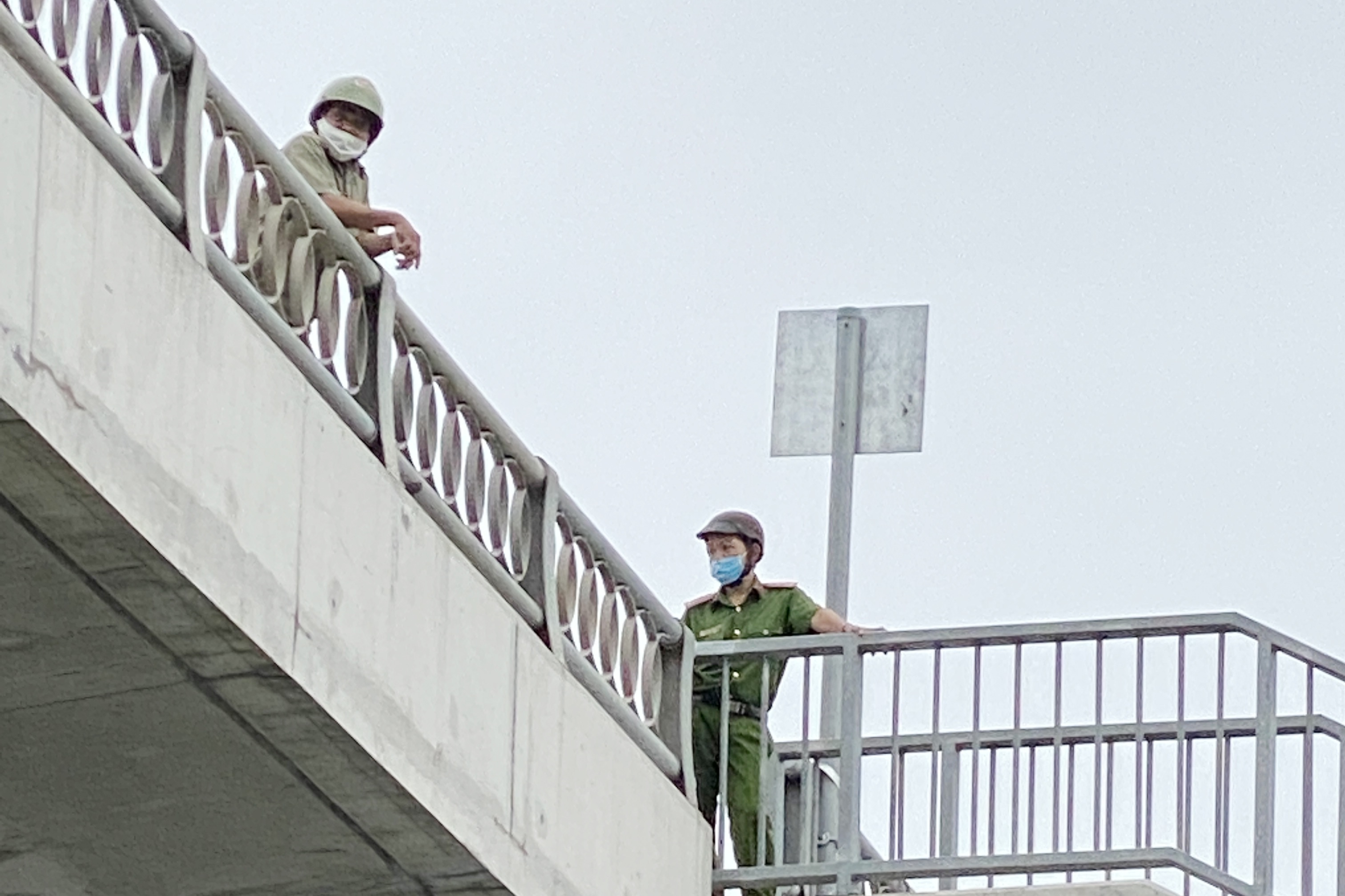 Nguoi dan ong nhay cau Kenh Te o TP.HCM hinh anh