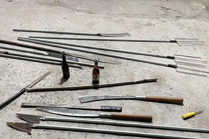 Canh sat kip ngan nhom cam dao di hon chien hinh anh