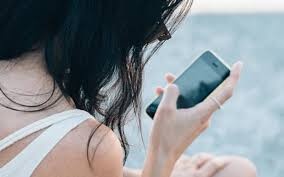 Gui anh khoa than cho 'phi cong' tren mang, co gai bi lua tien hinh anh