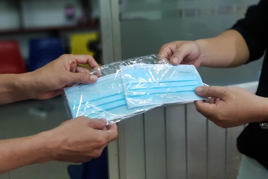 Gia nhan vien y te, phat khau trang co tam thuoc me hinh anh