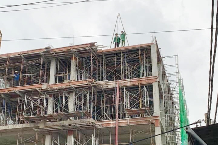 Hai cong nhan o TP.HCM nghi bi dien giat hinh anh