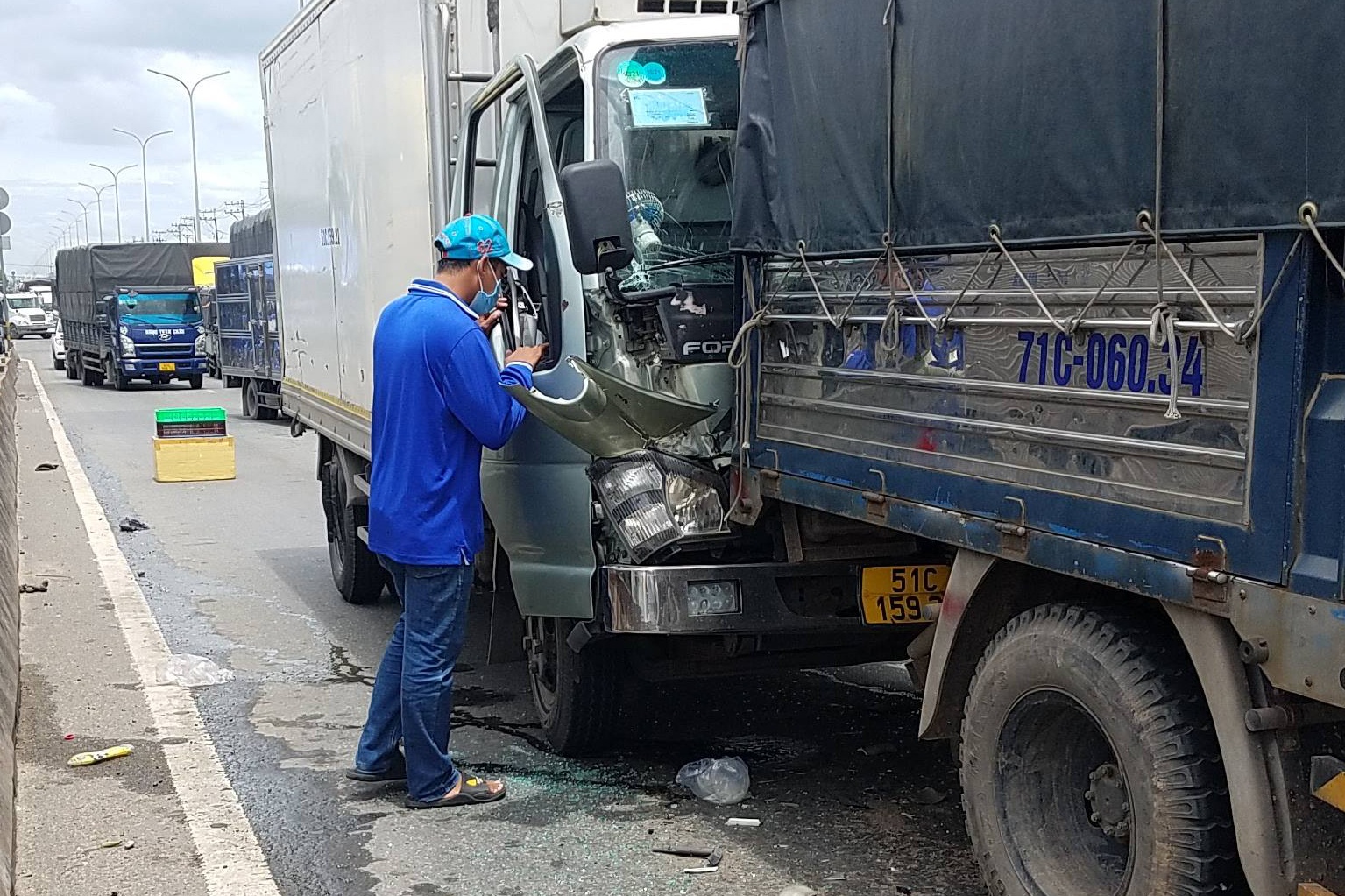 Tai nan lien hoan o TP.HCM, quoc lo 1 un tac 3 km hinh anh