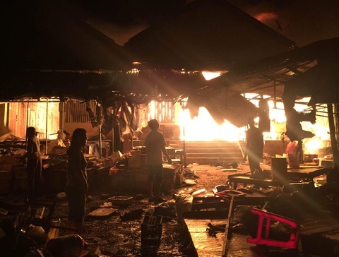 Sap trai cay canh cho Ba Chieu boc chay, nhieu nguoi thao chay hinh anh