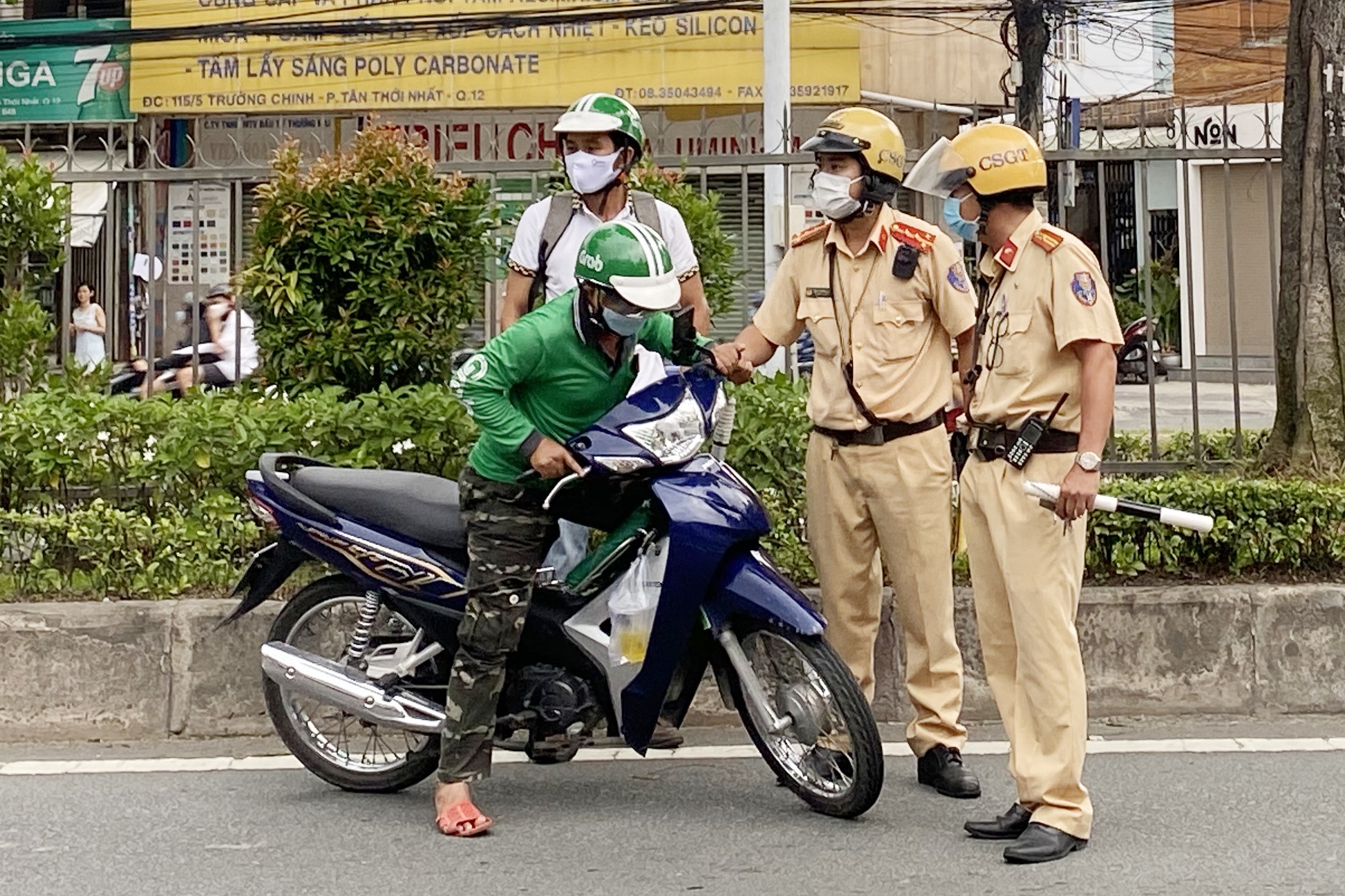 Nguoi di xe vao duong cam o TP.HCM bo chay khi thay CSGT hinh anh