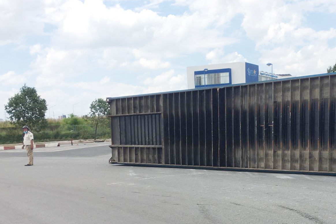 Thung container tren xe dau keo roi xuong duong hinh anh