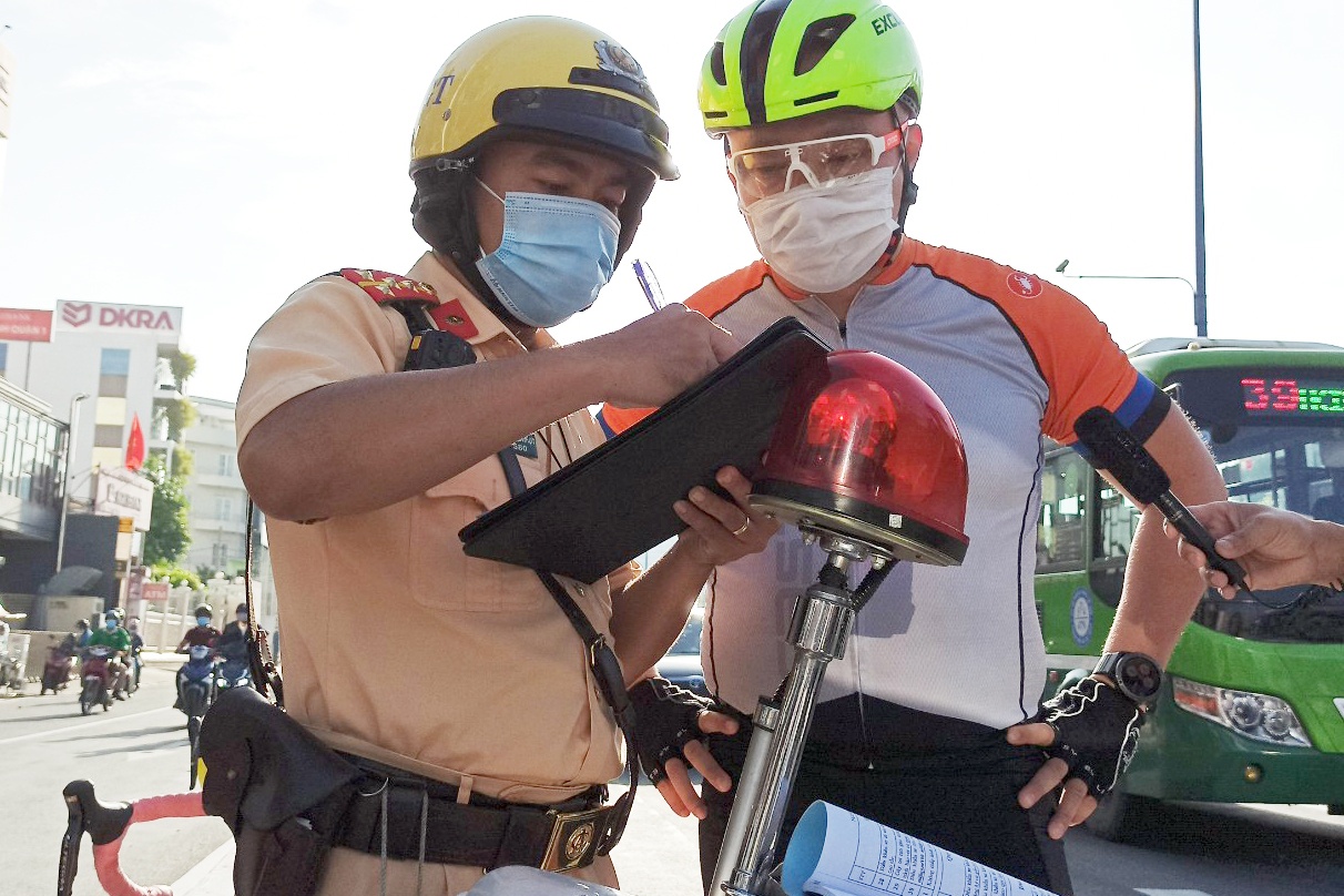 Chay xe vao duong cam, nhieu nguoi bi CSGT xu phat o TP.HCM hinh anh