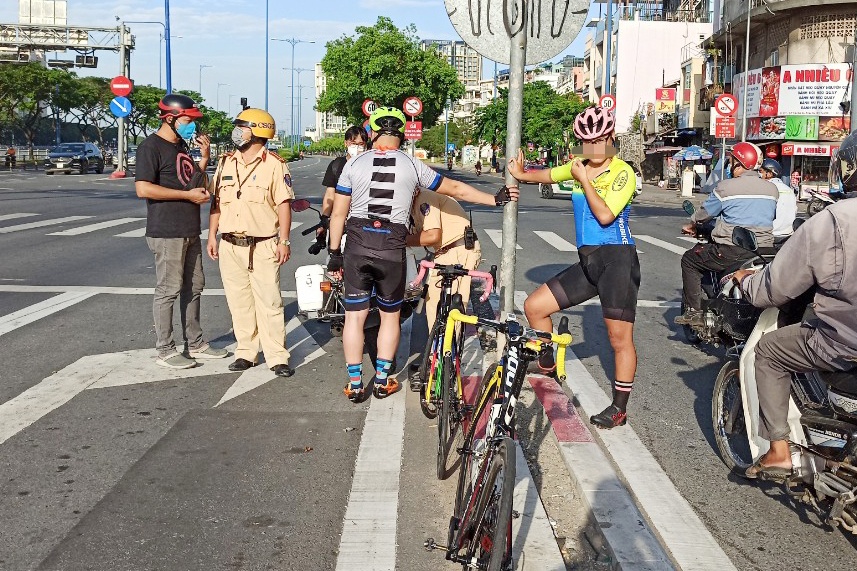 Xe may chay vao duong cam anh 2