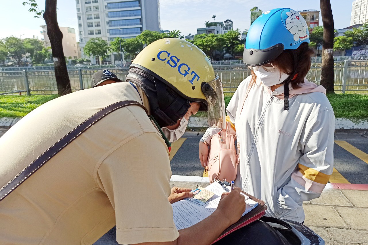 Xe may chay vao duong cam anh 1