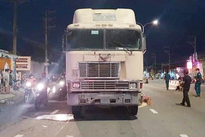 Va cham xe container, hai me con o Binh Duong tu vong hinh anh