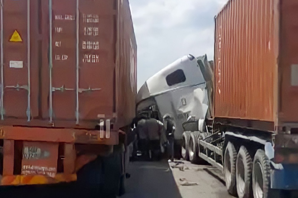 Cau Phu My un tac nghiem trong sau tai nan lien hoan hinh anh