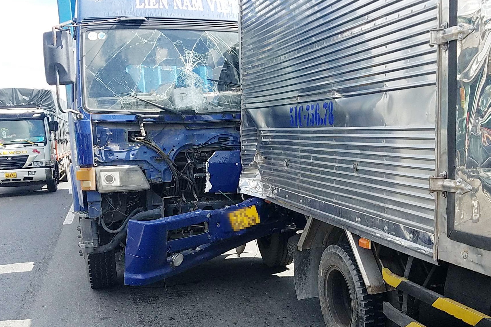 Xe container tong duoi oto tai o TP.HCM, mot nguoi tu vong hinh anh