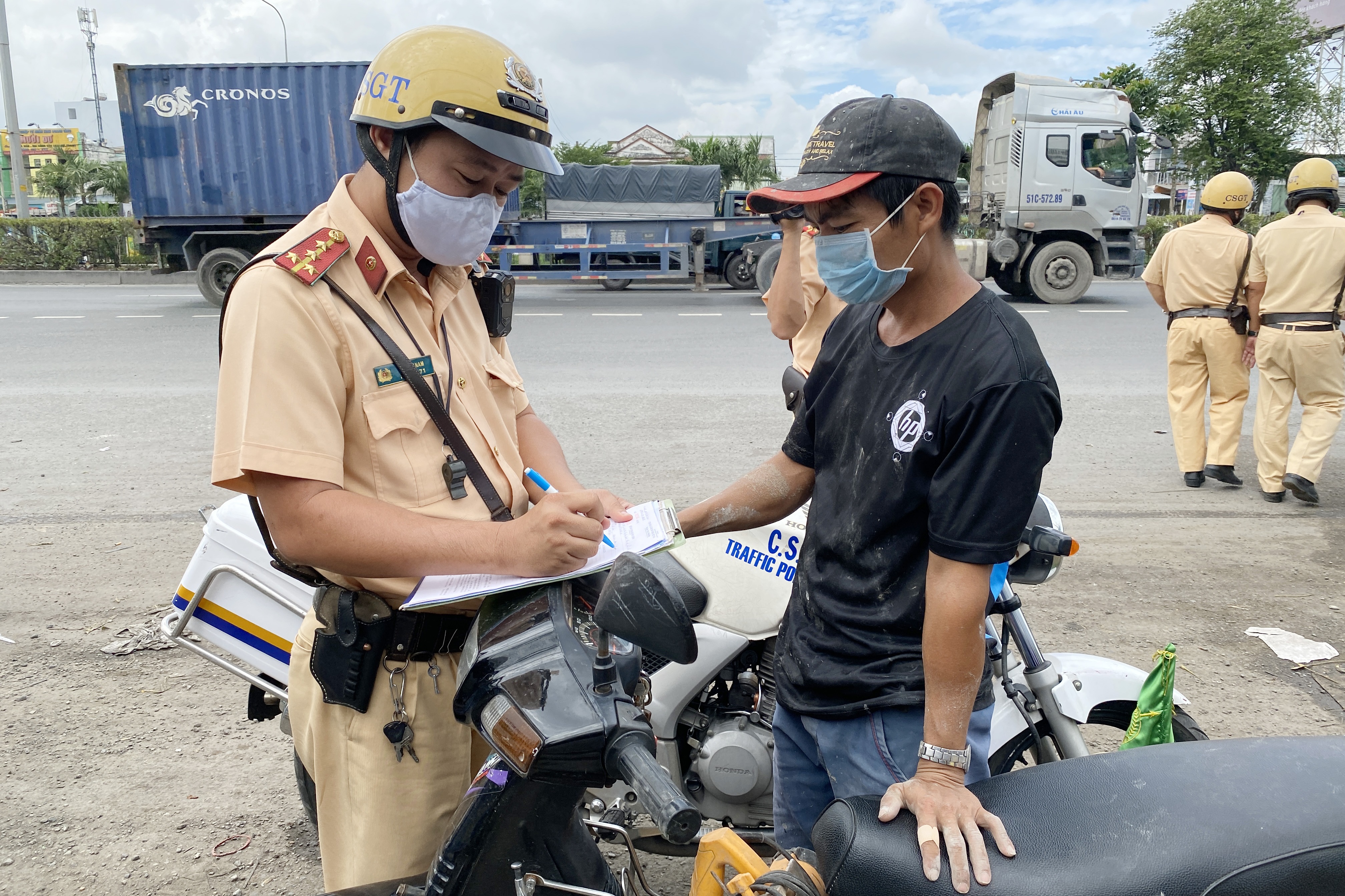 CSGT bat xe chay nguoc chieu anh 1