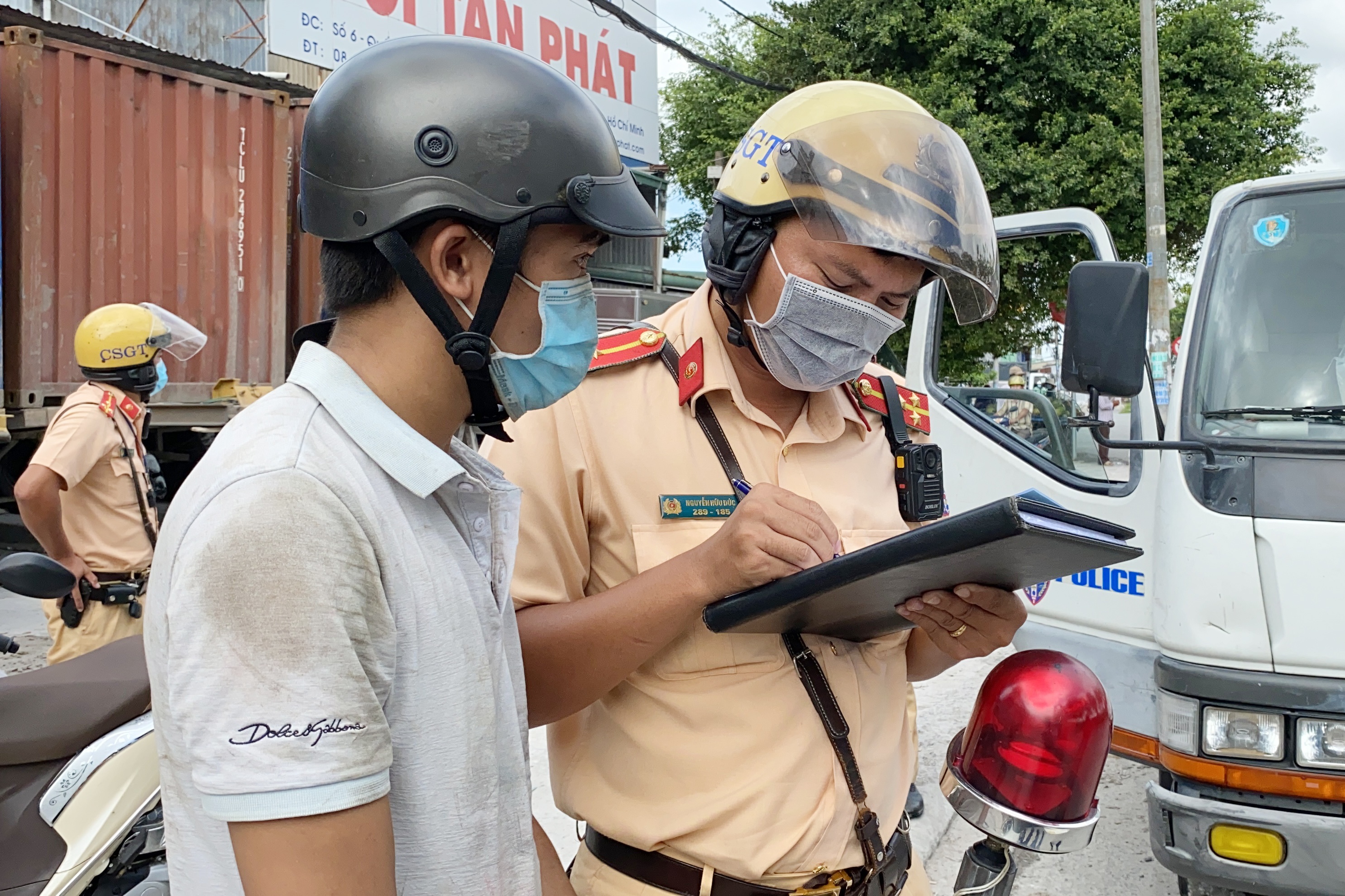 Chay xe nguoc chieu o TP.HCM, nguoi vi pham noi do luoi hinh anh