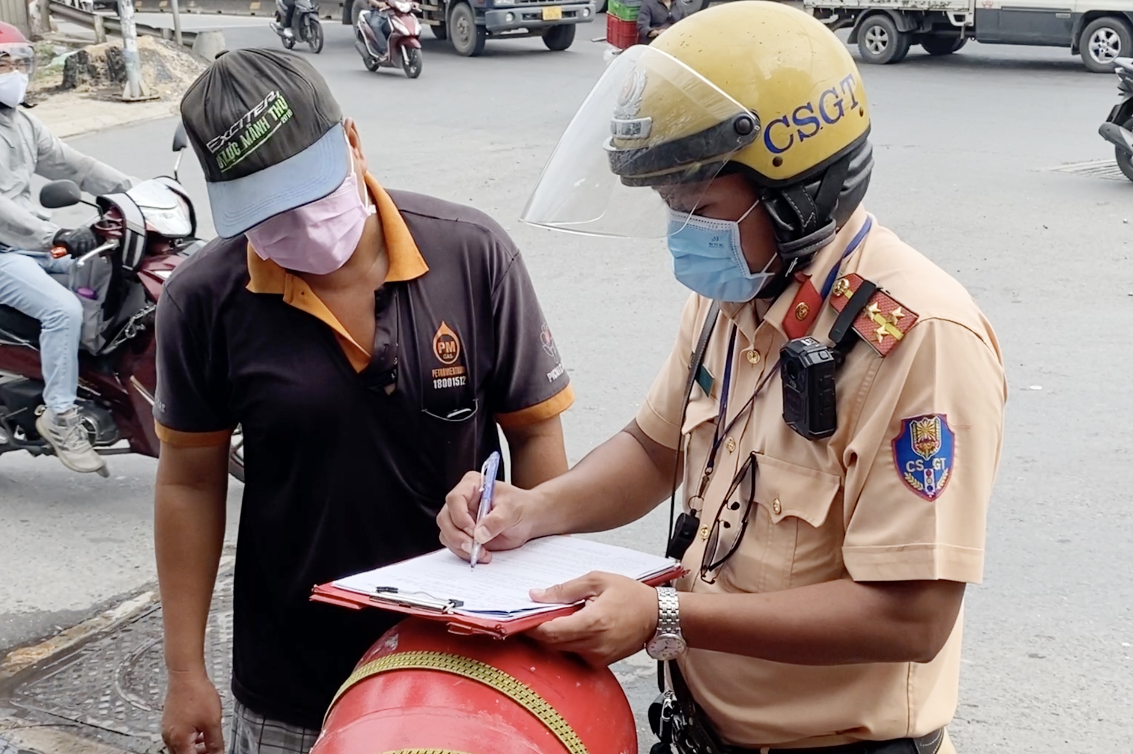 'Chay xe nguoc chieu la sai, nhung toi muon di nhanh nen pham luat' hinh anh