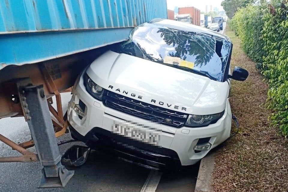 Range Rover va cham voi xe container o TP.HCM hinh anh