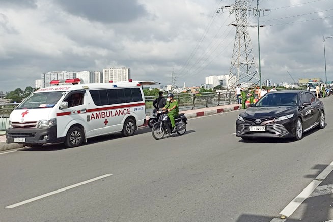 guc chet tren cau Binh Loi anh 1