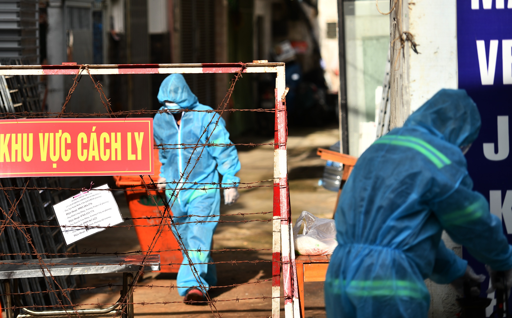 Lang ma luc luong chong Covid-19, hai phu nu bi phat hinh anh