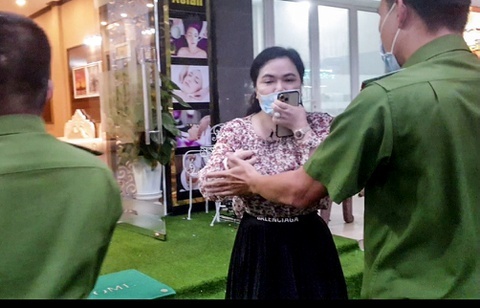 Vi pham phong dich, 2 co so kinh doanh bi phat hinh anh